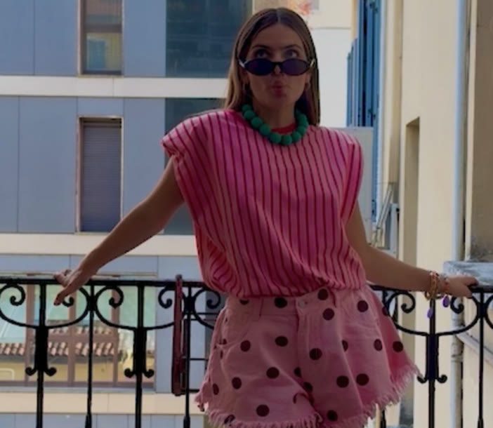 La Rolita con gafas de sol y conjunto rosa, apoyada en un balcón de Madrid